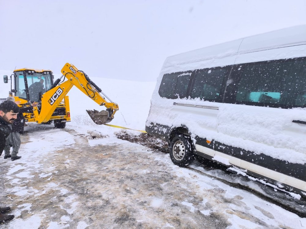 Diyarbakır’da servis aracı kara saplandı! Öğretmenler mahsur kaldı
