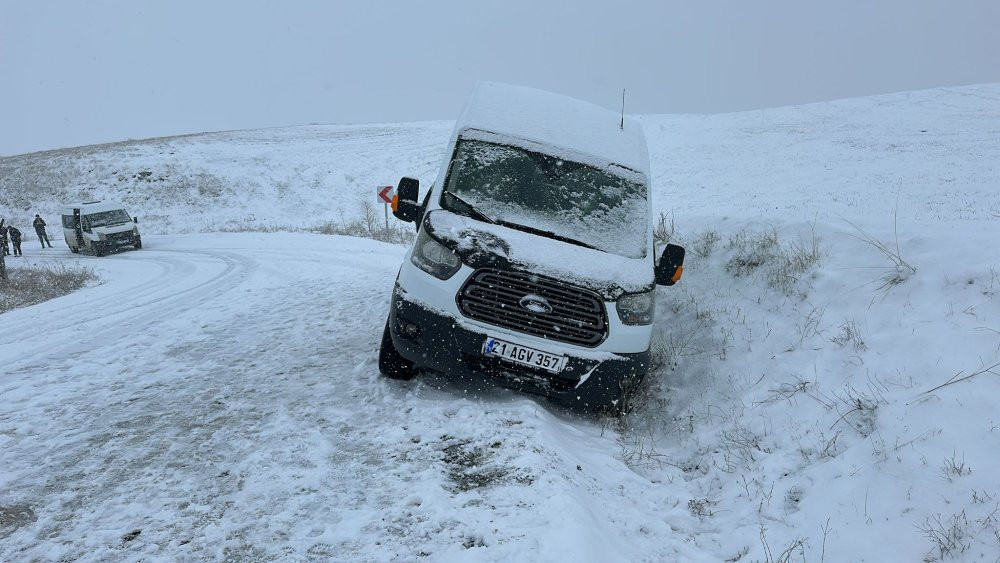 Diyarbakır’da servis aracı kara saplandı! Öğretmenler mahsur kaldı