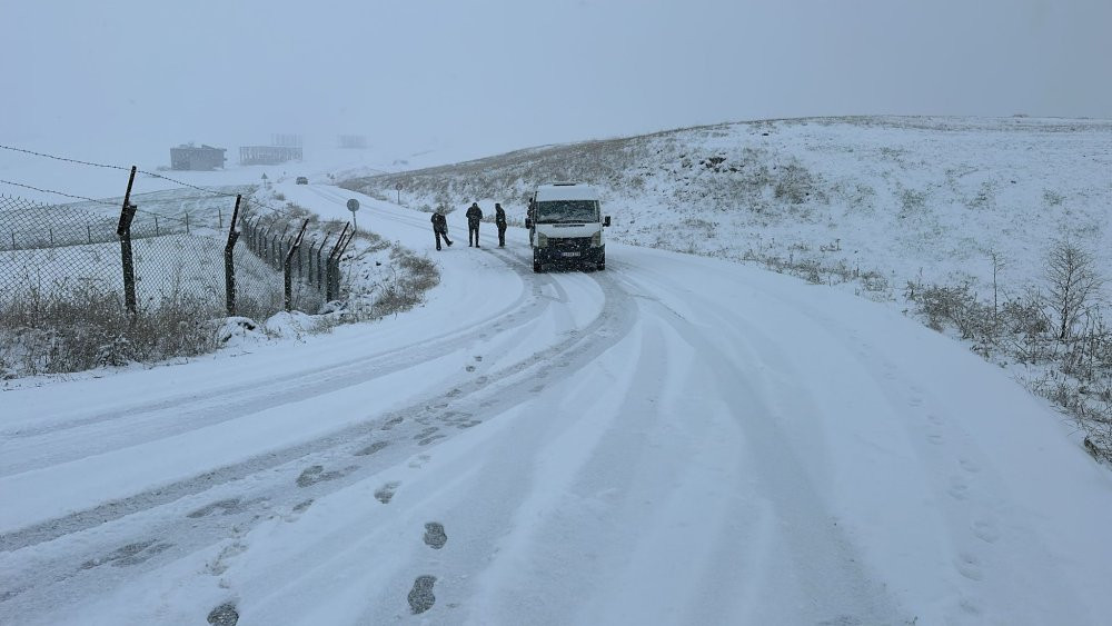 Diyarbakır’da servis aracı kara saplandı! Öğretmenler mahsur kaldı
