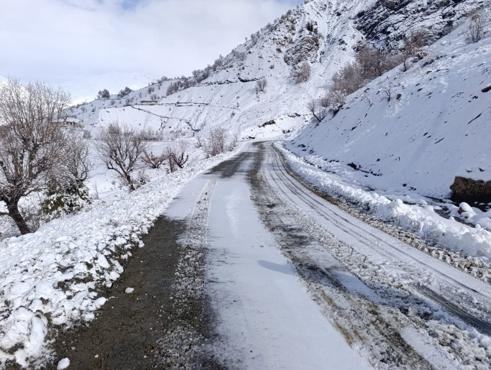 Kardan kapanan 69 mahallenin yolu açıldı