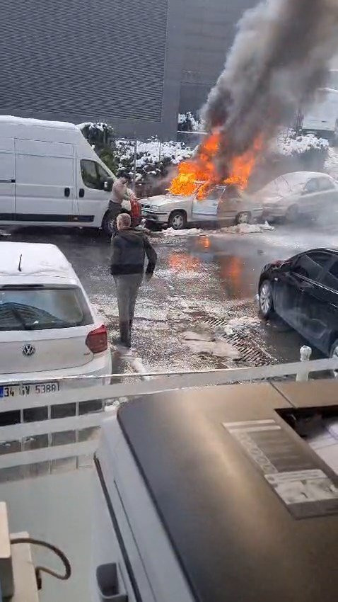 Park halindeki otomobil alev alev yandı