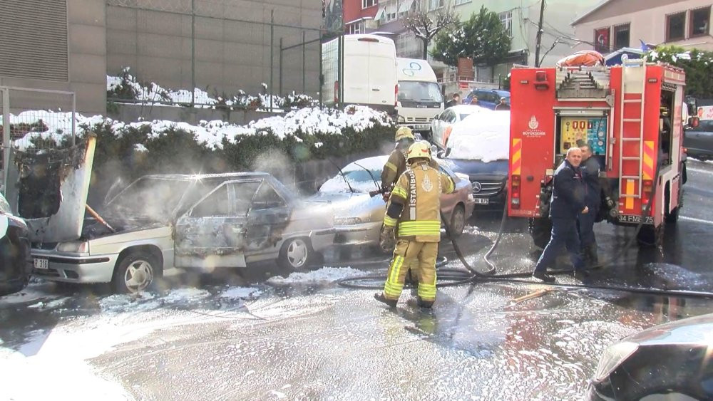 Park halindeki otomobil alev alev yandı