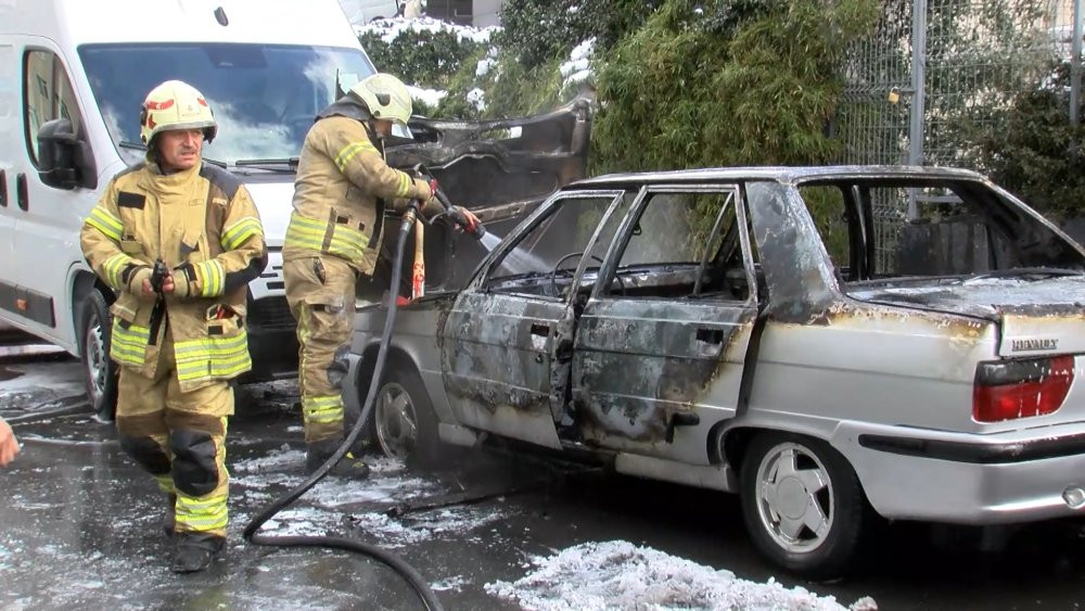 Park halindeki otomobil alev alev yandı