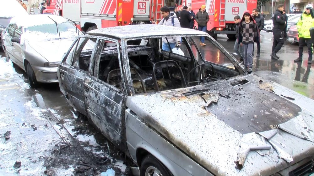Park halindeki otomobil alev alev yandı