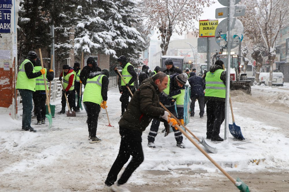 Van'da 560 yerleşim yeri ulaşıma kapandı