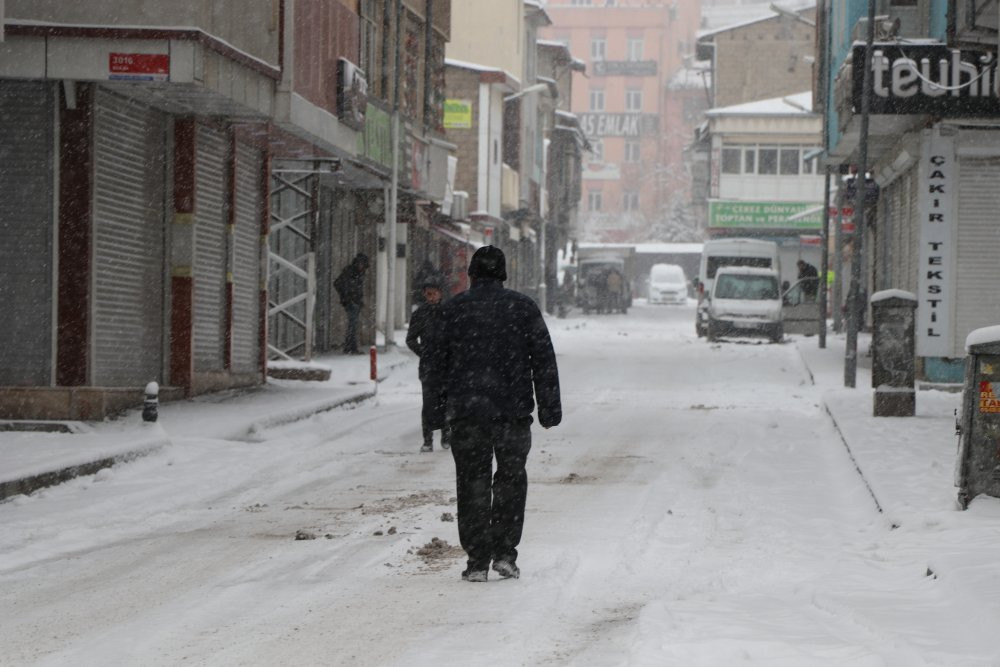 Van'da 560 yerleşim yeri ulaşıma kapandı
