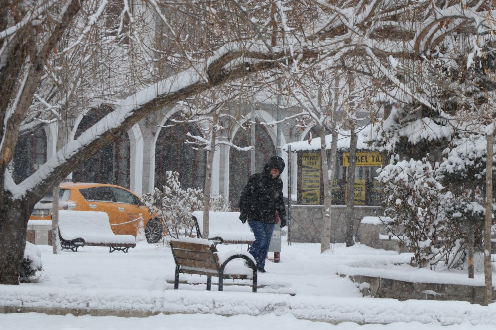 Van'da 560 yerleşim yeri ulaşıma kapandı