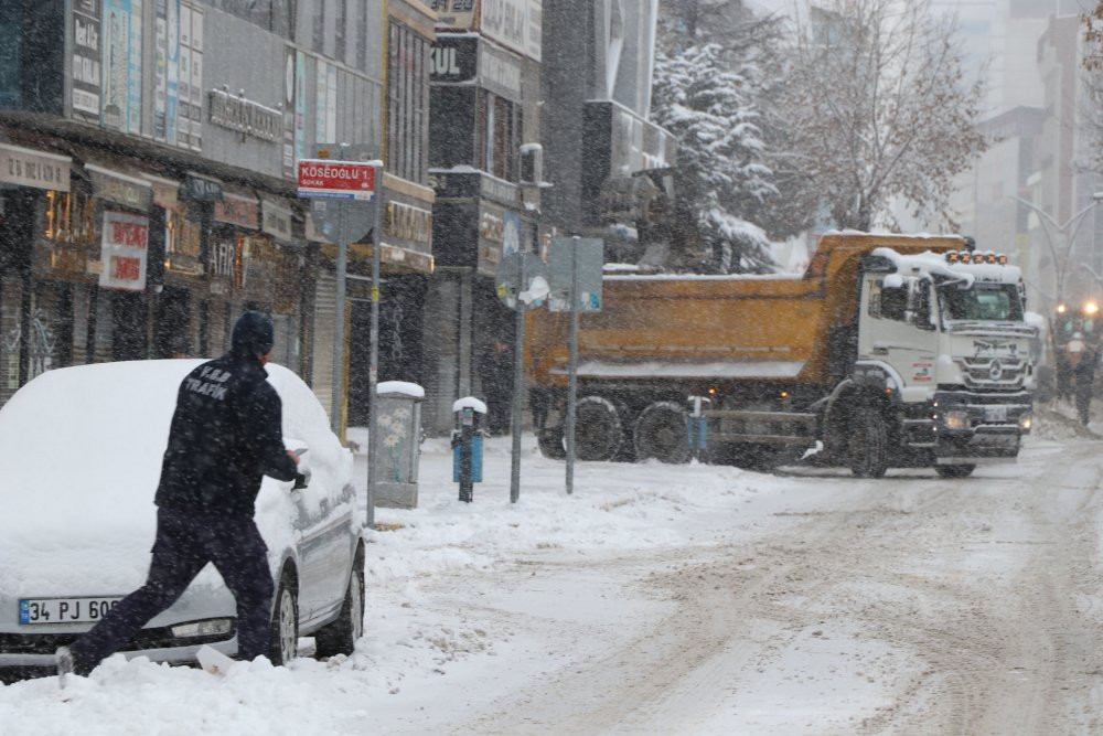 Van'da 560 yerleşim yeri ulaşıma kapandı