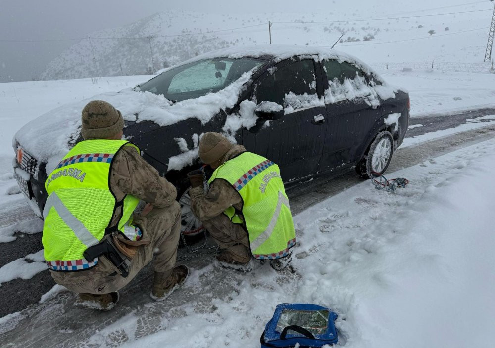 Bitlis’te kar esareti! 1 metrelik kar 300 köy yolunu kapattı