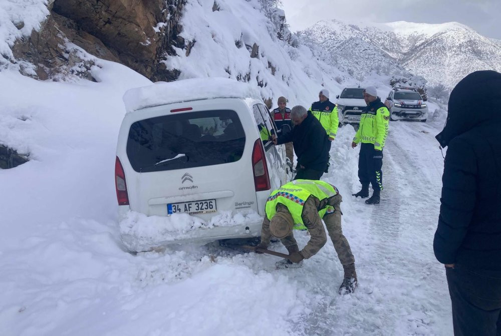 Bitlis’te kar esareti! 1 metrelik kar 300 köy yolunu kapattı