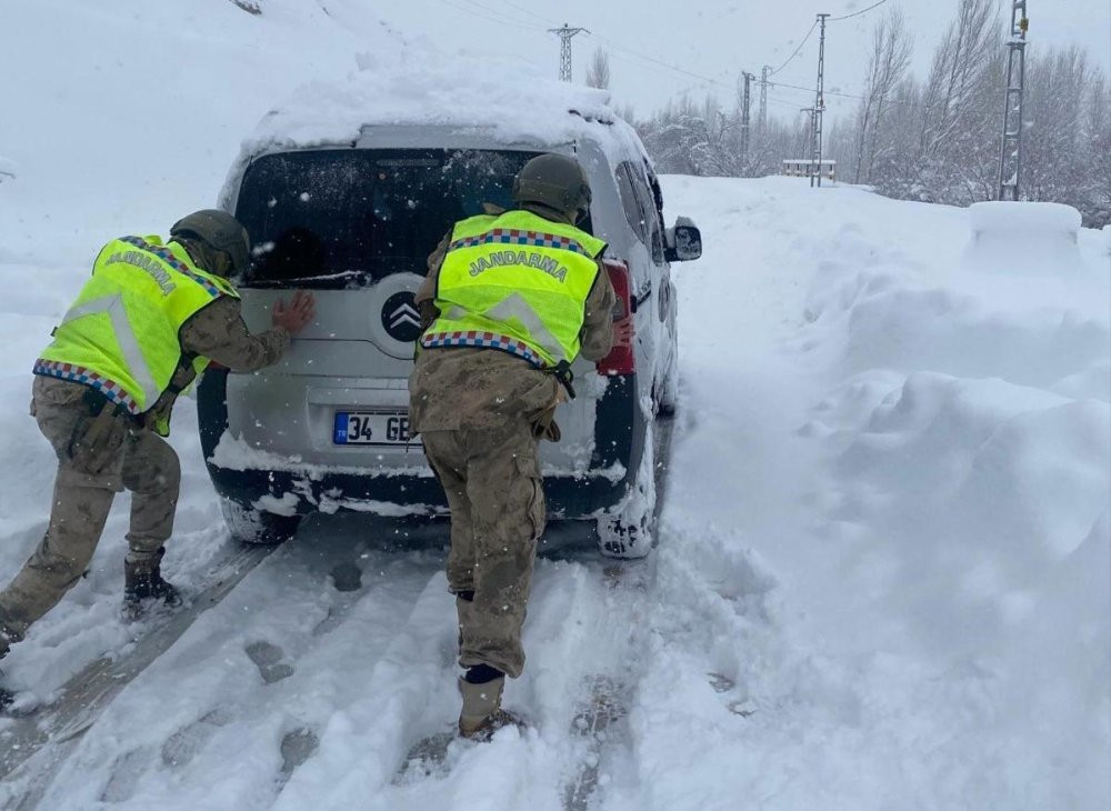 Bitlis’te kar esareti! 1 metrelik kar 300 köy yolunu kapattı