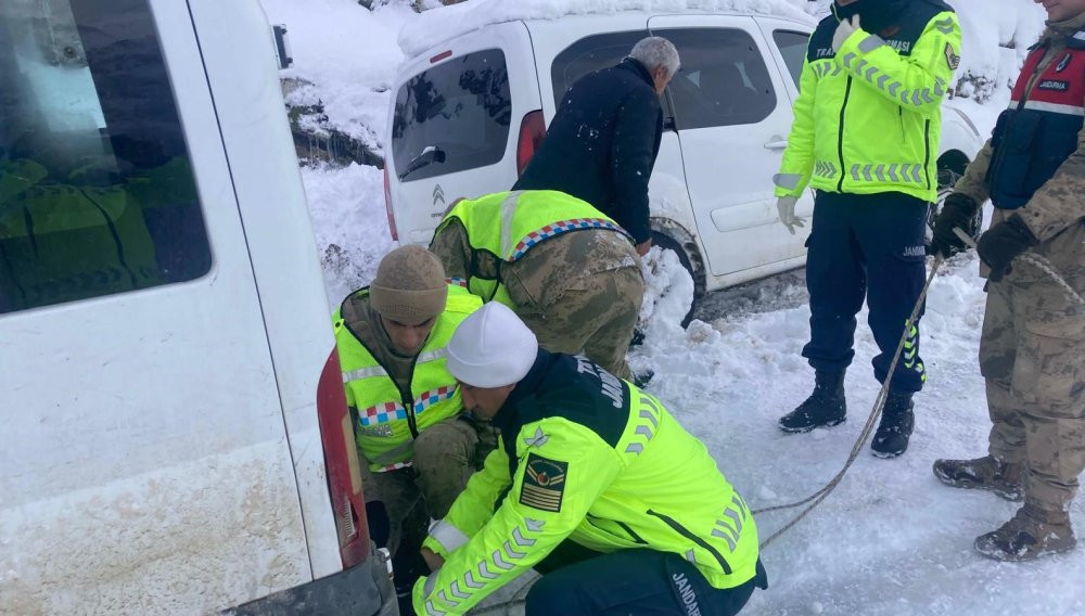 Bitlis’te kar esareti! 1 metrelik kar 300 köy yolunu kapattı