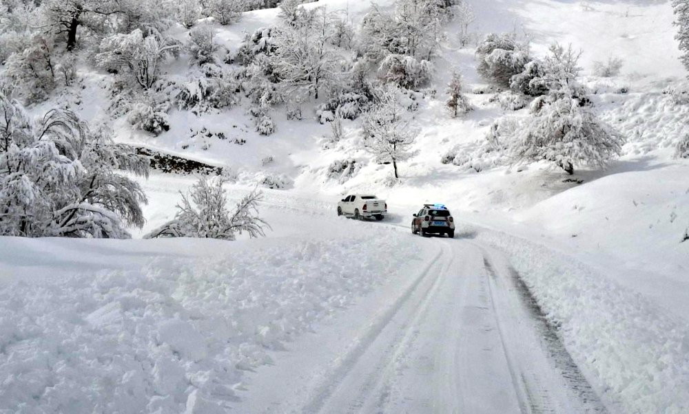 Bitlis’te kar esareti! 1 metrelik kar 300 köy yolunu kapattı