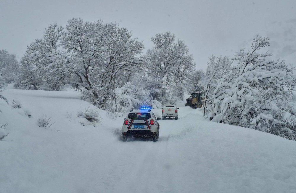 Bitlis’te kar esareti! 1 metrelik kar 300 köy yolunu kapattı