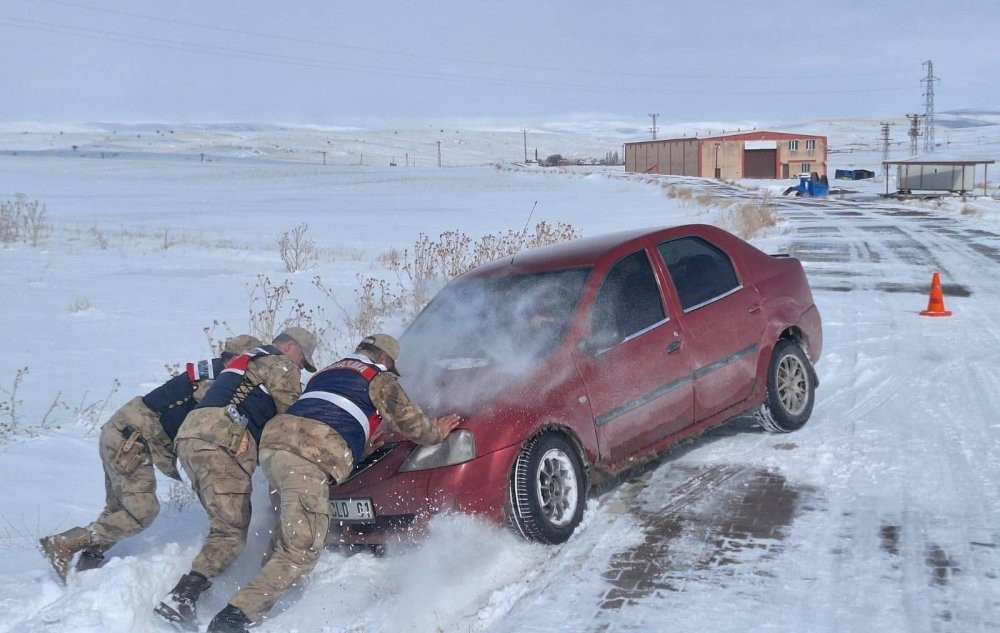 Bitlis’te kar esareti! 1 metrelik kar 300 köy yolunu kapattı