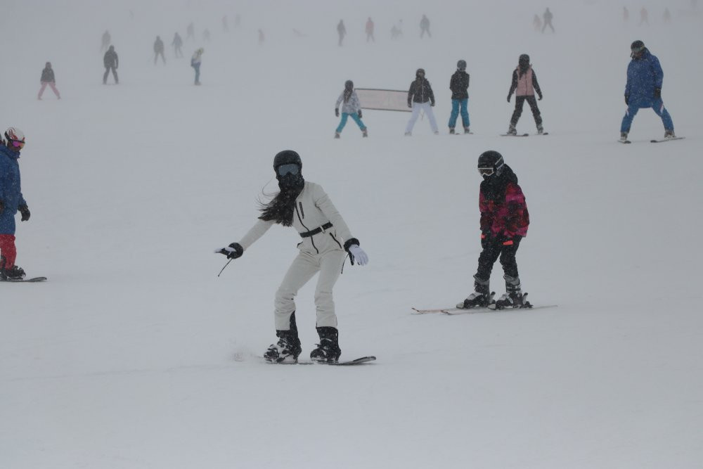 Pistler kayakseverlerle doldu