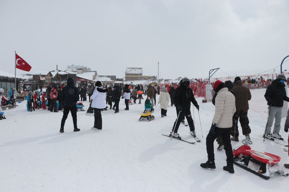 Pistler kayakseverlerle doldu