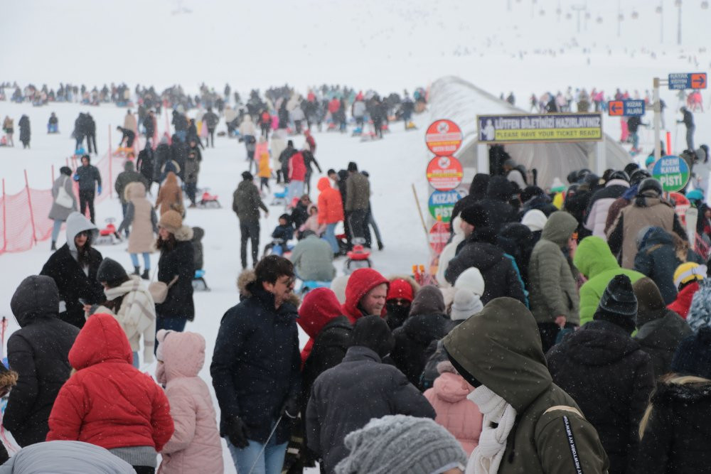 Pistler kayakseverlerle doldu