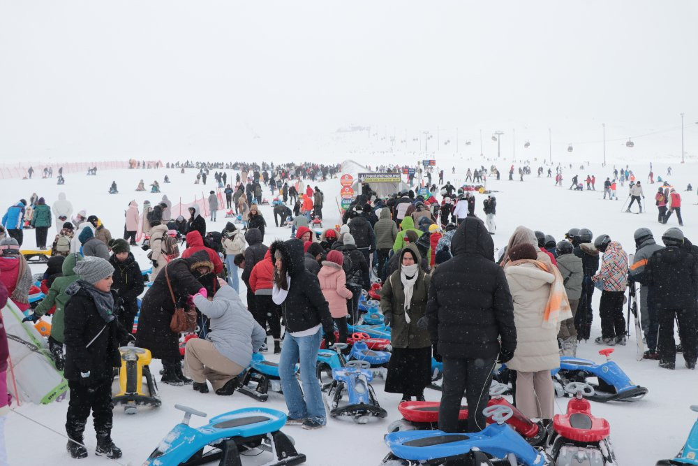 Pistler kayakseverlerle doldu