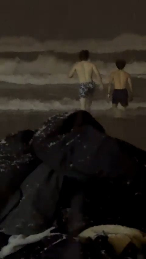 Samsun'da renkli görüntüler... Karlı havada denize girdiler