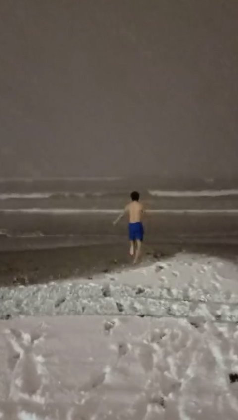 Samsun'da renkli görüntüler... Karlı havada denize girdiler