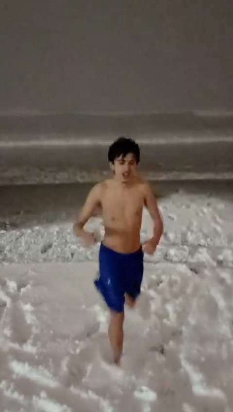 Samsun'da renkli görüntüler... Karlı havada denize girdiler