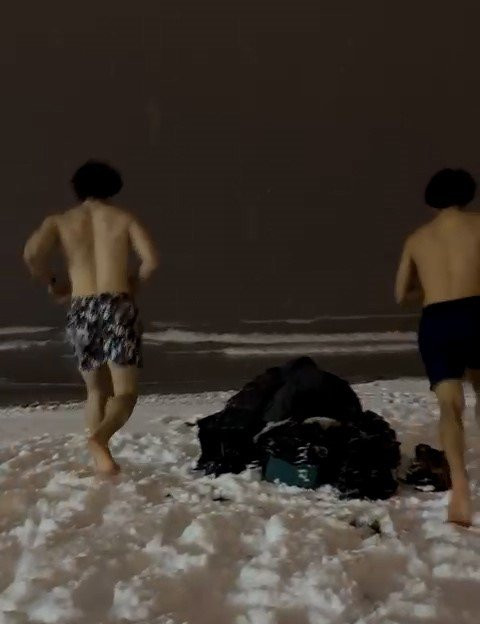 Samsun'da renkli görüntüler... Karlı havada denize girdiler