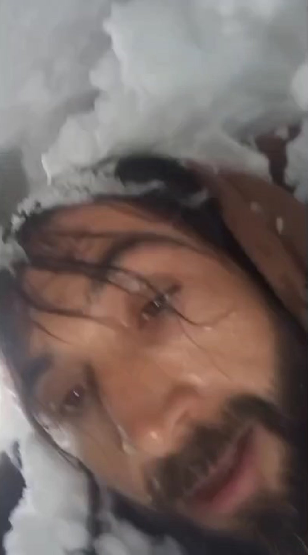 Şırnak'ta korku dolu anlar! İş makinesinin üzerine çığ düştü: Operatör kabinde sıkıştı