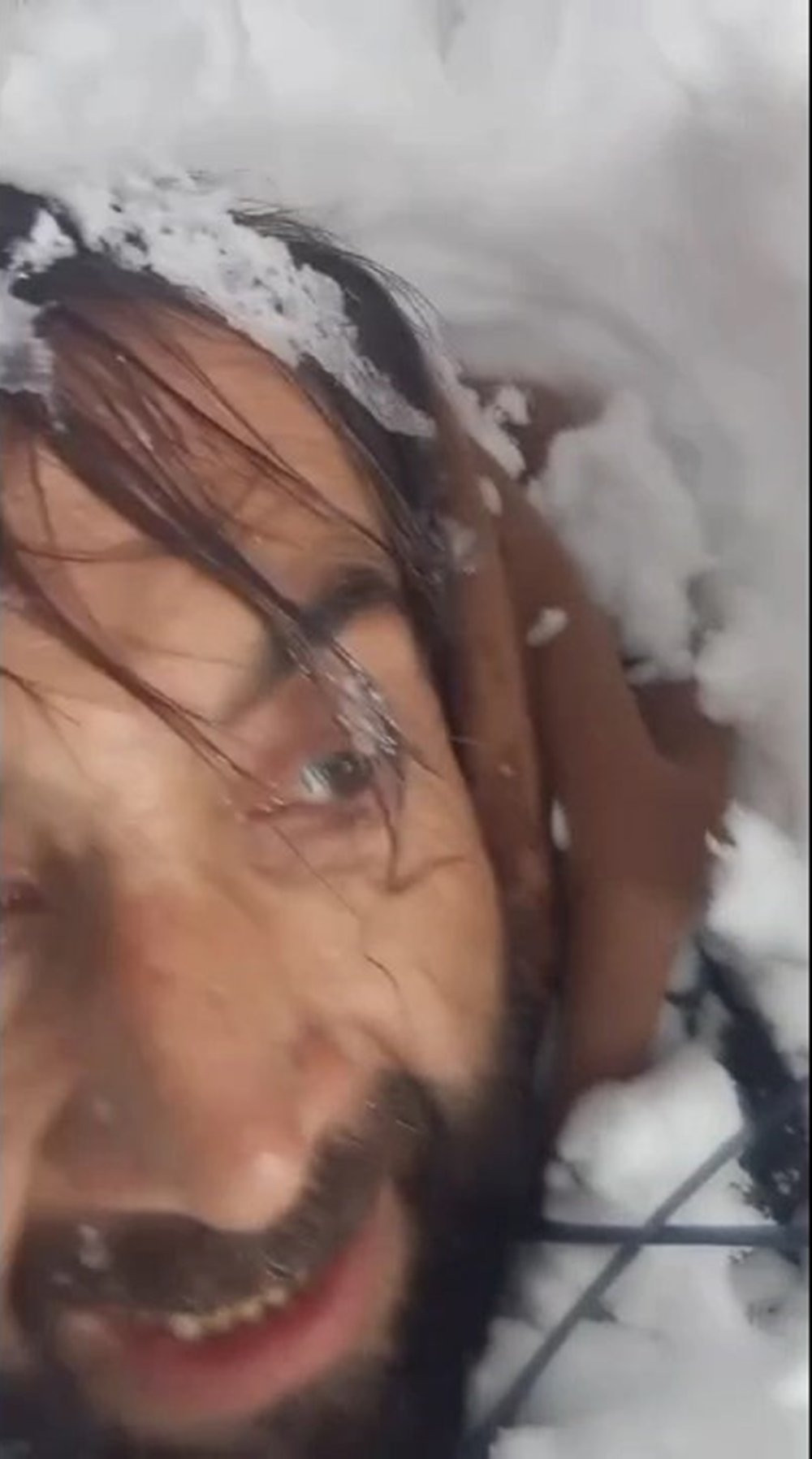 Şırnak'ta korku dolu anlar! İş makinesinin üzerine çığ düştü: Operatör kabinde sıkıştı