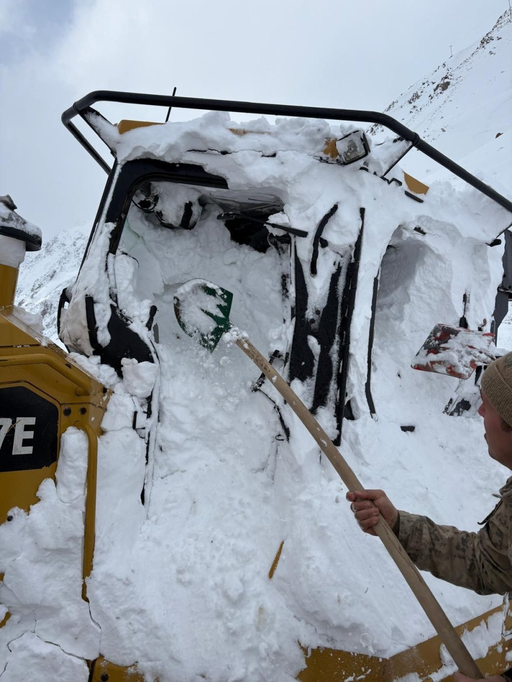 Şırnak'ta korku dolu anlar! İş makinesinin üzerine çığ düştü: Operatör kabinde sıkıştı