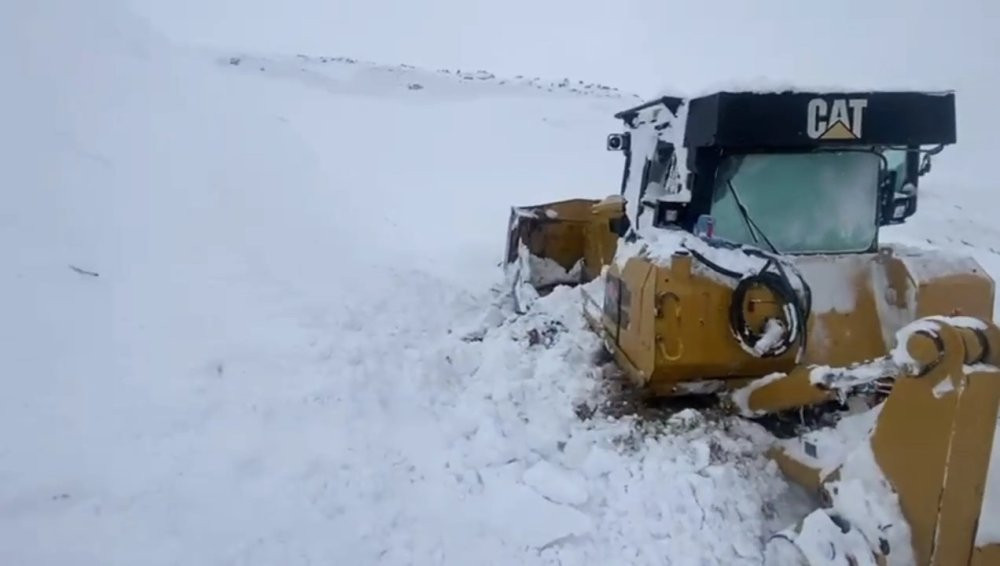 Şırnak'ta korku dolu anlar! İş makinesinin üzerine çığ düştü: Operatör kabinde sıkıştı