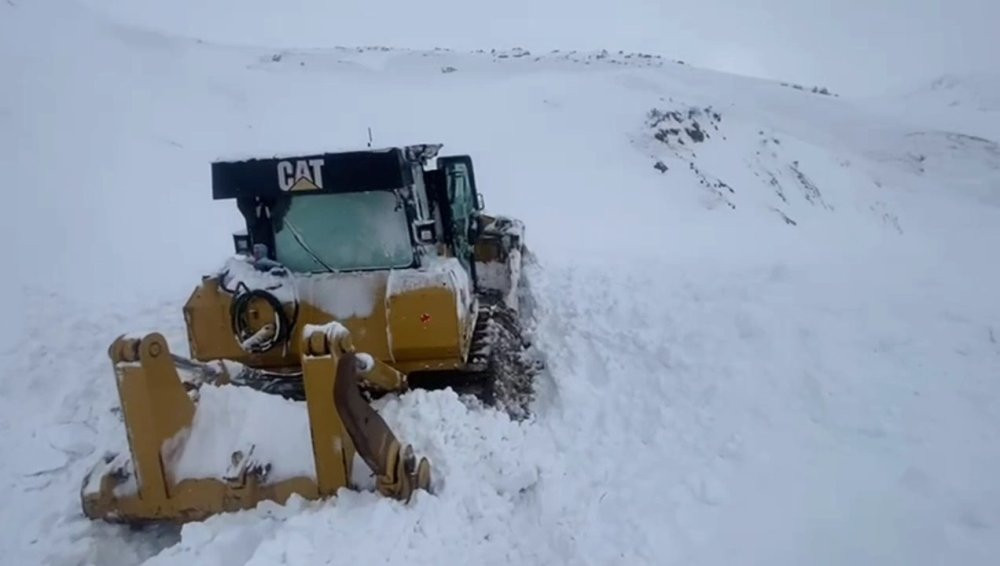 Şırnak'ta korku dolu anlar! İş makinesinin üzerine çığ düştü: Operatör kabinde sıkıştı