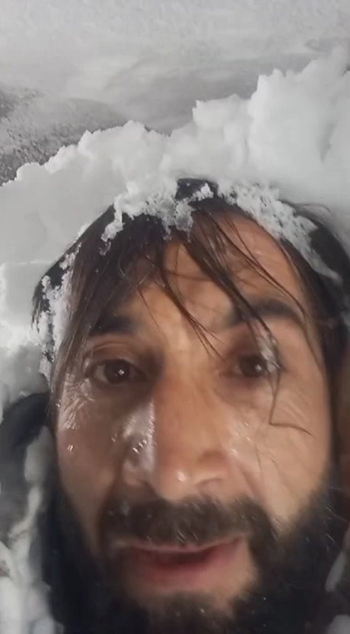 Şırnak'ta korku dolu anlar! İş makinesinin üzerine çığ düştü: Operatör kabinde sıkıştı