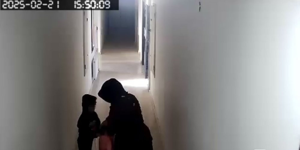 Şok eden görüntü! Çocuk ile birlikte hırsızlık yaptı