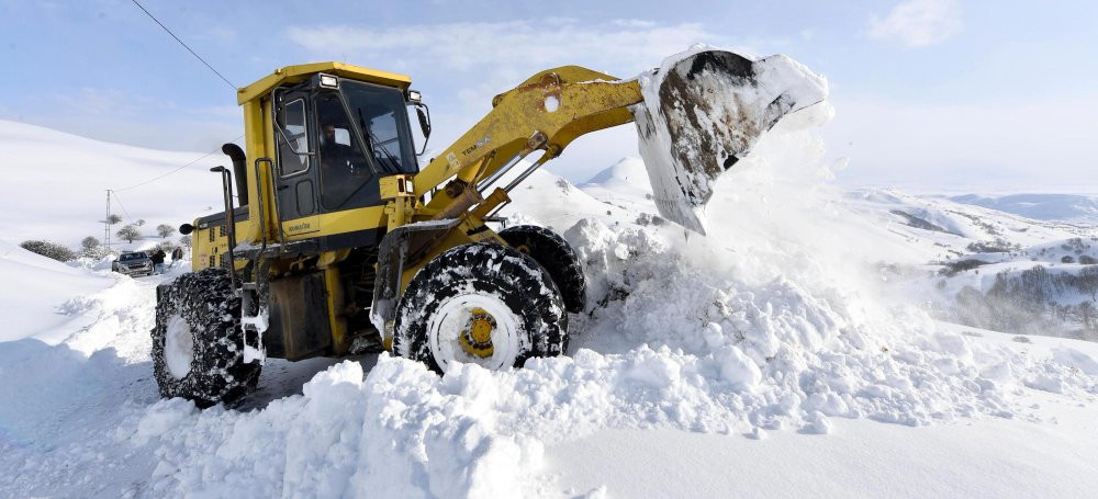 Karla mücadelede zorlu mesai