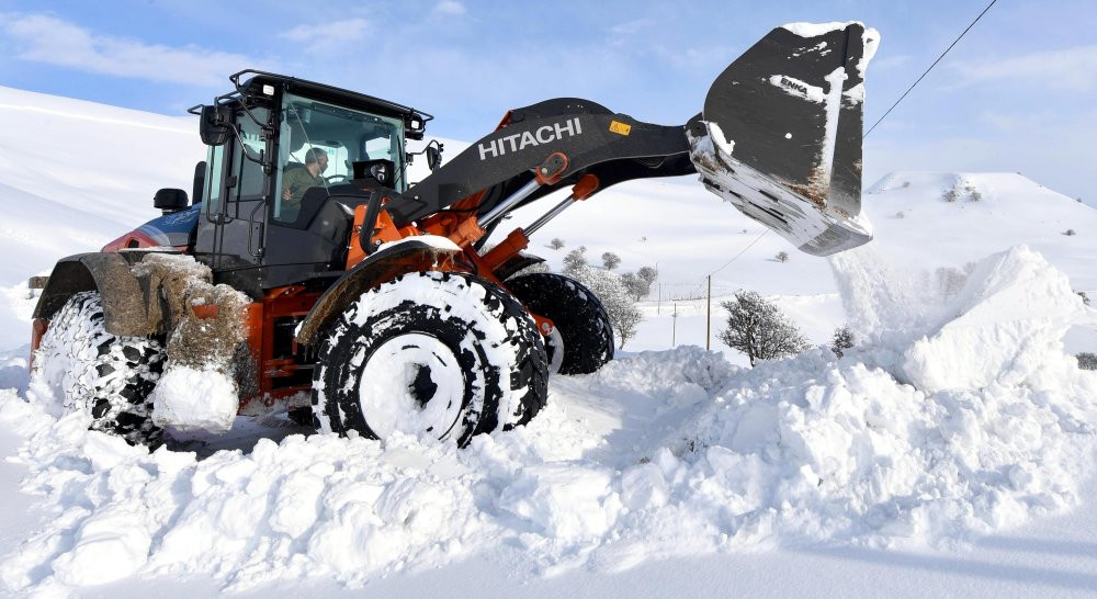 Karla mücadelede zorlu mesai