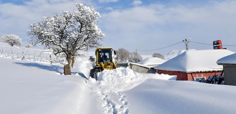 Karla mücadelede zorlu mesai