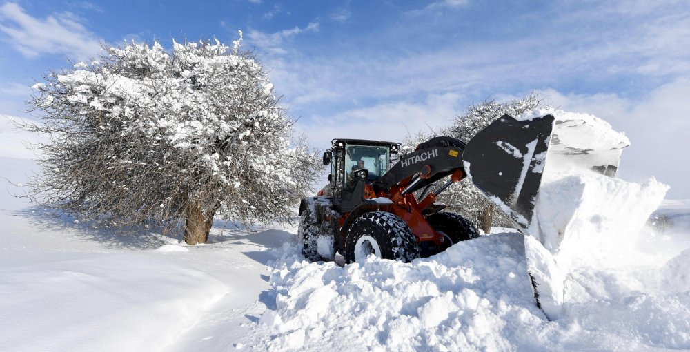 Karla mücadelede zorlu mesai