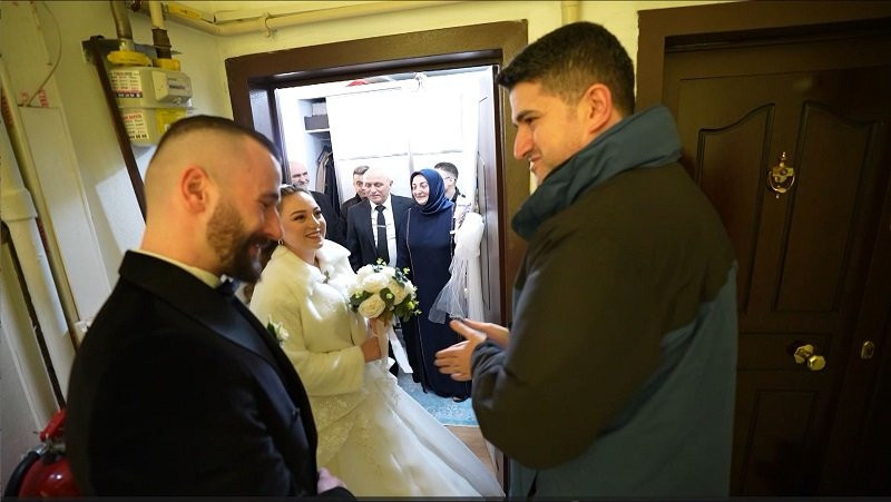 Karlı kaplı yolda zorlu yolculuk! Ataşehir’de gelin ve damat için seferber oldular