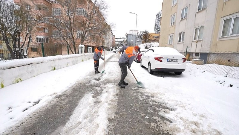 Karlı kaplı yolda zorlu yolculuk! Ataşehir’de gelin ve damat için seferber oldular
