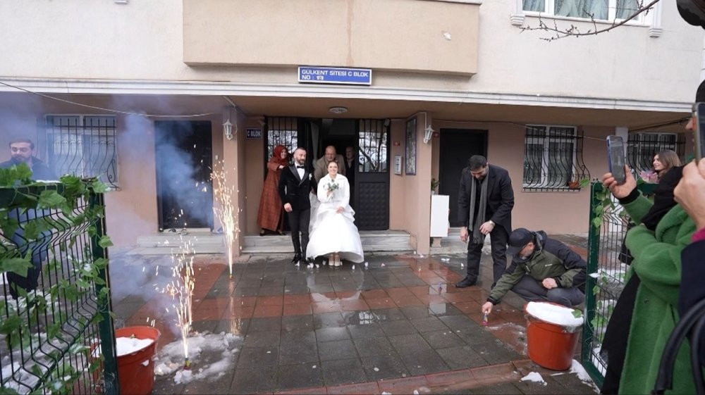 Karlı kaplı yolda zorlu yolculuk! Ataşehir’de gelin ve damat için seferber oldular