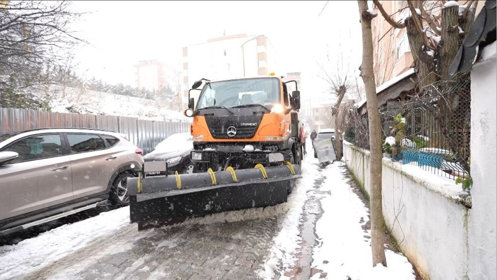 Karlı kaplı yolda zorlu yolculuk! Ataşehir’de gelin ve damat için seferber oldular