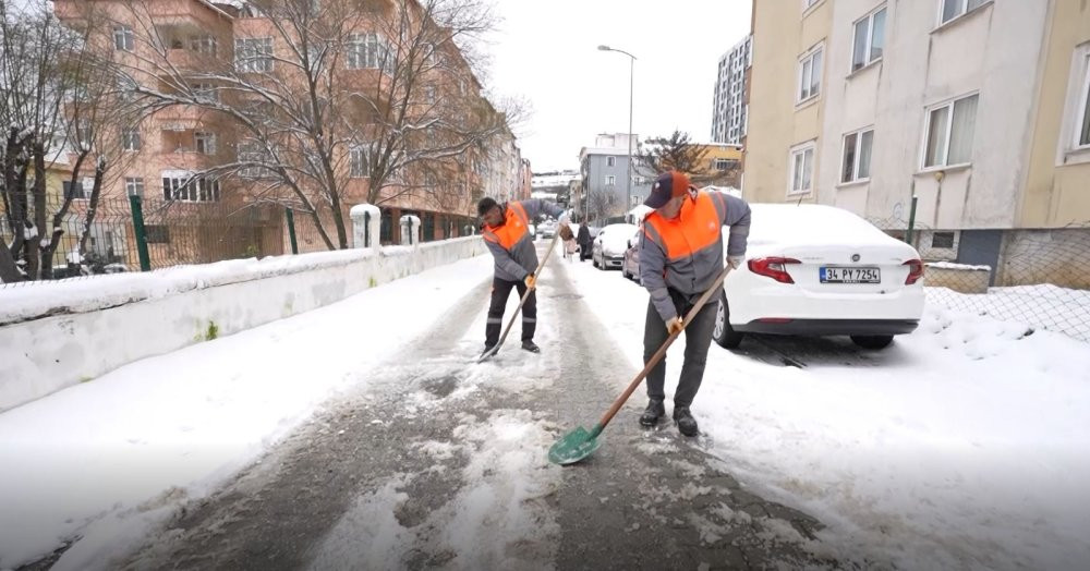 Karlı kaplı yolda zorlu yolculuk! Ataşehir’de gelin ve damat için seferber oldular