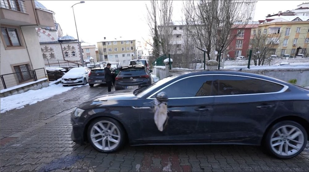 Karlı kaplı yolda zorlu yolculuk! Ataşehir’de gelin ve damat için seferber oldular