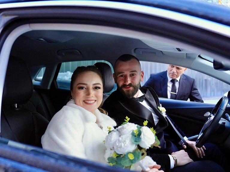 Karlı kaplı yolda zorlu yolculuk! Ataşehir’de gelin ve damat için seferber oldular