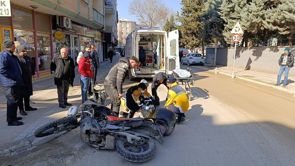 Motosiklet kazasında yaralandı! Arkadaşının başından ayrılmadı...
