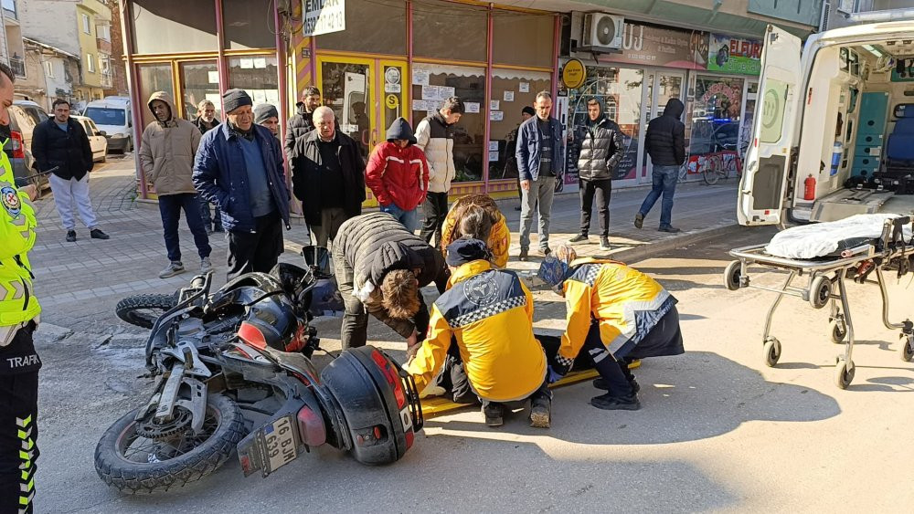 Motosiklet kazasında yaralandı! Arkadaşının başından ayrılmadı...