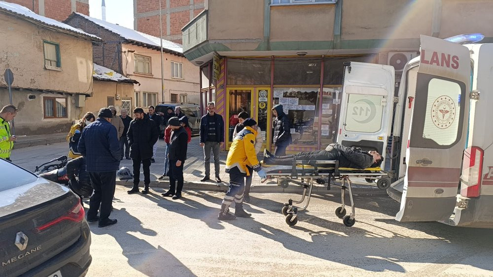 Motosiklet kazasında yaralandı! Arkadaşının başından ayrılmadı...