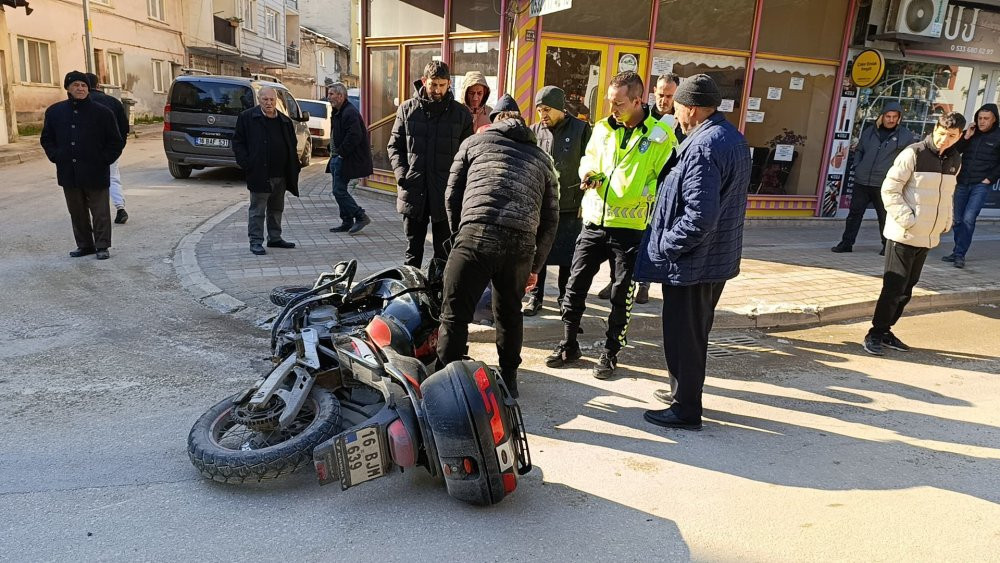 Motosiklet kazasında yaralandı! Arkadaşının başından ayrılmadı...