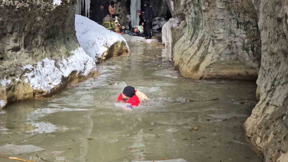 Nöbetten çıkmışlardı: Felaketi yaşadılar! 30 metrelik kanyonda can pazarı